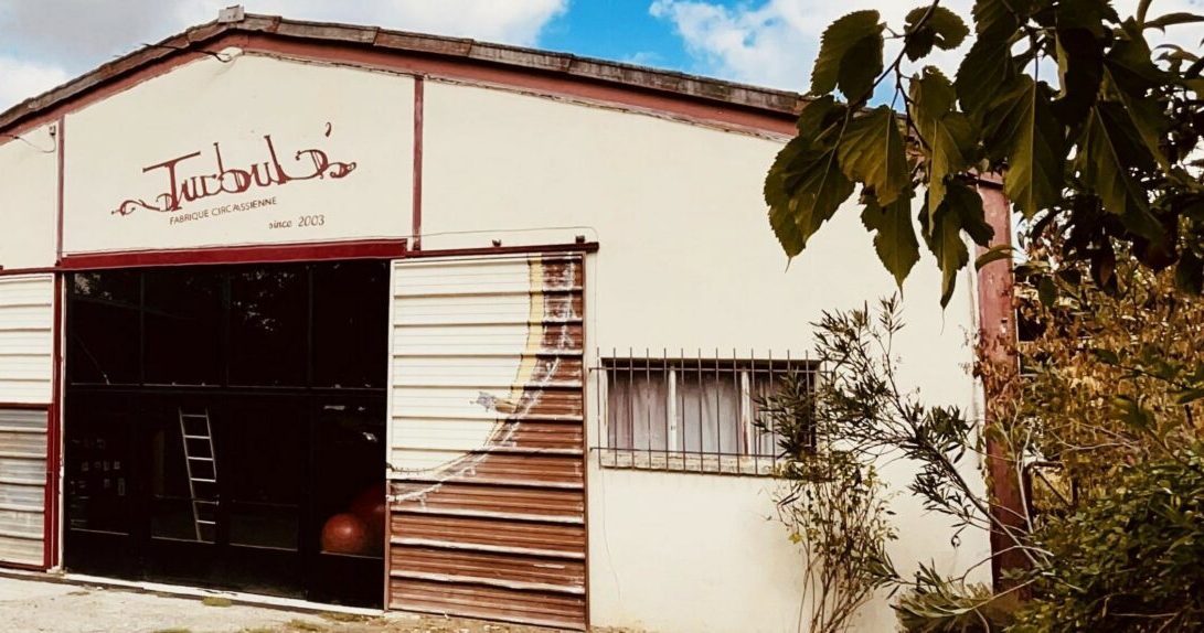 The facade of Turbul', Fabrique Circassienne, its hangar door open onto the training space